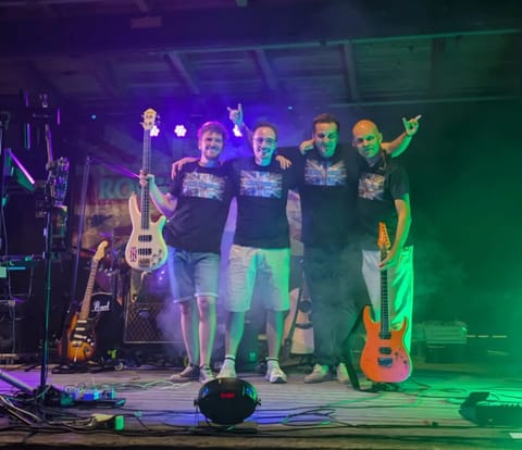 Rock’n’Beatz live auf der Bühne, alle vier in Union-Jack-Shirts